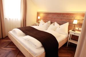 Rúm í herbergi á Hotel Fahrnberger