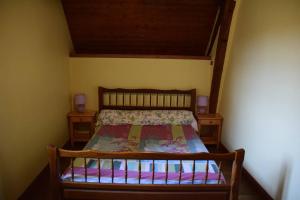una piccola camera da letto con un letto con due comodini di grange typique du quercy a La Bécade