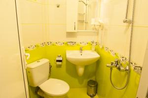 A bathroom at Family Hotel Balkanci