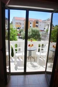 uma vista para uma varanda com uma mesa e cadeiras em Nir Apartments Budva em Budva