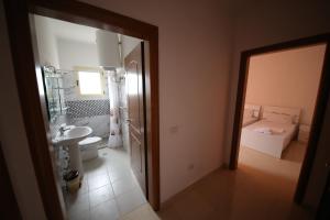 迪夫亞卡的住宿－Andrea Bashuri，一间带水槽、卫生间和镜子的浴室