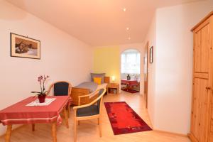 ein Wohnzimmer mit einem Tisch und einem Esszimmer in der Unterkunft Gästehaus Maxheim in Oberstdorf