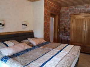 ein Schlafzimmer mit einem Bett mit Kissen darauf in der Unterkunft Ferienwohnung Libelle in Burhave