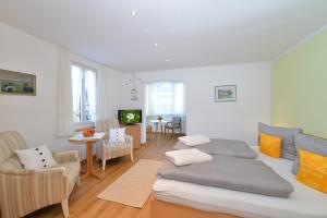 um quarto com duas camas e uma sala de estar em Gästehaus Maxheim em Oberstdorf