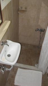 y baño con lavabo y ducha. en Odyssey Guest House, en Bergama