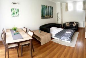 เตียงในห้องที่ Gardenia Apartman