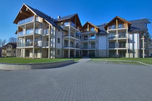 ein großes Apartmenthaus mit Auffahrt in der Unterkunft Windberg in Karpacz
