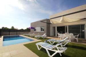 Bazén v ubytovaní Riumar "Marc", 550m to beach, private pool, On-Site-Service, dog beach alebo v jeho blízkosti