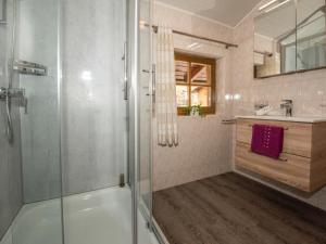Koupelna v ubytování Pension Moser + 37 fotografií