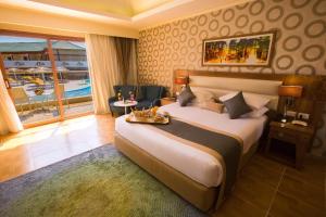 Pickalbatros Aqua Blu Sharm El Sheikh客房内的一张或多张床位