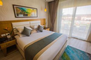 Pickalbatros Aqua Blu Sharm El Sheikh客房内的一张或多张床位