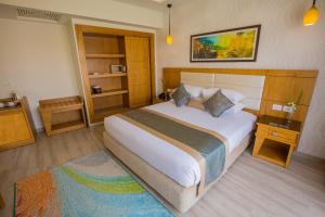 Pickalbatros Aqua Blu Sharm El Sheikh客房内的一张或多张床位