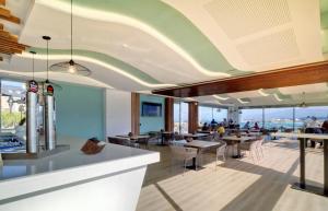 un restaurante con vista al mar en Oca Playa de Foz Hotel & Spa, en Foz