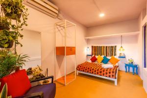 Habitación con cama con almohadas coloridas. en goSTOPS Jaipur en Jaipur