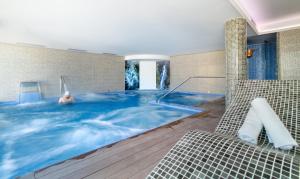 a jacuzzi tub in a hotel room at Playa de Foz Hotel & Spa by gaiarooms in Foz