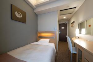 Rúm í herbergi á Hotel Binario Umeda