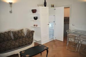 - un salon avec un canapé et une table dans l'établissement Camere con vista (Rooms with a view), à Tarquinia