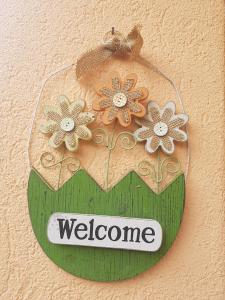 ルガノにあるHomestay Dodoの花の壁の歓迎看板