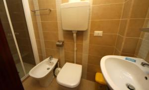 A bathroom at Villa Lauda B&B