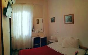 A bed or beds in a room at Villa Lauda B&B