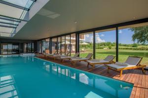 Bazén v ubytování Yellow Tree Jurici Home & Spa nebo v jeho okolí