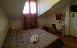 A bed or beds in a room at Villa Lauda B&B