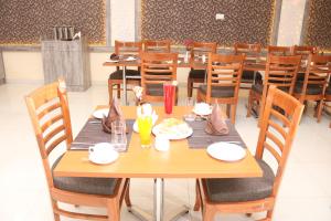 ห้องอาหารหรือที่รับประทานอาหารของ GenX Mirzapur