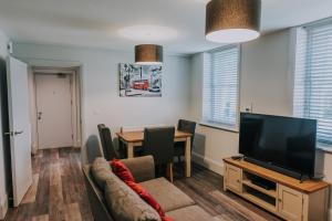 Μια τηλεόραση ή/και κέντρο ψυχαγωγίας στο Cavendish House with Secure, Allocated Parking, 2 mins walk from Windsor Castle