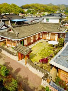 an overhead view of a house with a yard at Hanok Hyeyum in Jeonju