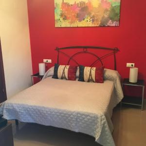 サンルーカル・デ・バラメダにあるPlaya de Las Piletasの赤い壁のベッドルーム1室