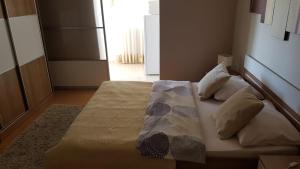 Postel nebo postele na pokoji v ubytování Apartments Roko Kolinda