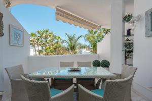 comedor con mesa y sillas en Marbella Real 421, en Marbella