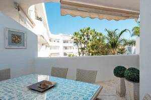 comedor con mesa y vistas a un edificio en Marbella Real 421, en Marbella