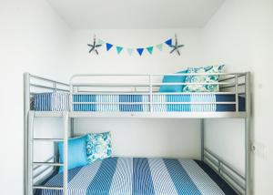 En eller flere senge i et værelse på Lets Holidays Estrella Pelegri 2 + 32 billeder