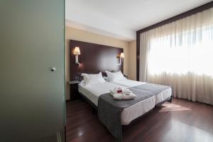 a hotel room with a bed with towels on it at Hotel Salymar in San Fernando