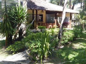 una casa en la playa con árboles y plantas en Pousada Namuncurá, en Arraial d'Ajuda