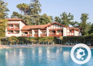 une maison avec une piscine avec un frisbee en face dans l'établissement N23, parc d'arradoy-St J P de Port, à Uhart-Cize