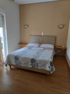 ein Schlafzimmer mit einem Bett in einem Zimmer in der Unterkunft Hotel Anesi in Athen