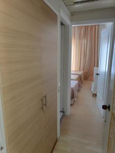 Zimmer mit einer Tür, die zu einem Schlafzimmer führt in der Unterkunft Hotel Anesi in Athen