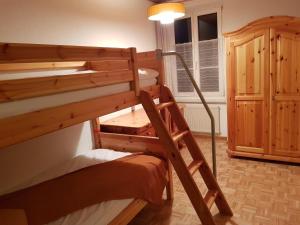 Cette chambre comprend deux lits superposés et une lampe. dans l'établissement Apartement-Gîte rural à 3 km de Delémont, à Courcelon