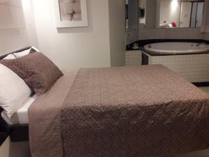 - une chambre avec un lit et une baignoire dans l'établissement Hotel Sempre Executive, à Salvador