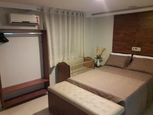 um pequeno quarto com uma cama e uma janela em Hotel Sempre Executive em Salvador