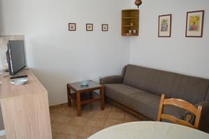 un soggiorno con divano e tavolo di Apartments Ana a Baška