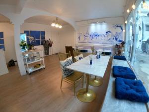 a living room with a white table and chairs at Zleepinezz Hostel in Phra Nakhon Si Ayutthaya