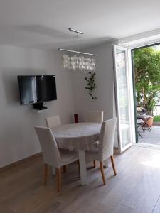 TV a/nebo společenská místnost v ubytování Apartment Mediterraneo