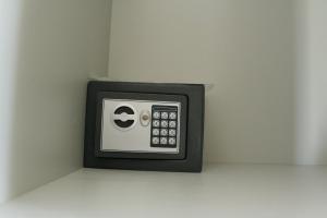 a black and white alarm clock on a wall at Tra I Castelli in Filiano