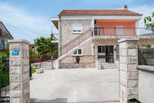 uma casa com uma escada em frente em Slobo Apartment em Trebinje