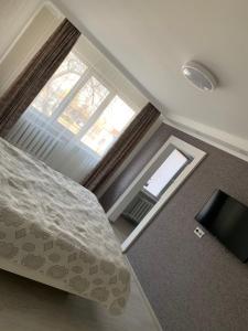 Televisyen dan/atau pusat hiburan di Apartments on Priportovaya,35