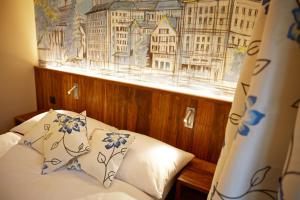 Uma cama ou camas num quarto em Hotel Adler Zürich