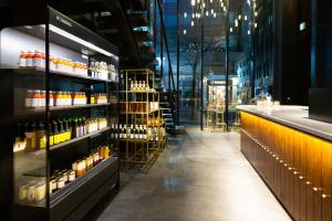 Supermarket nebo jiné obchody v  hotelu nebo okolí